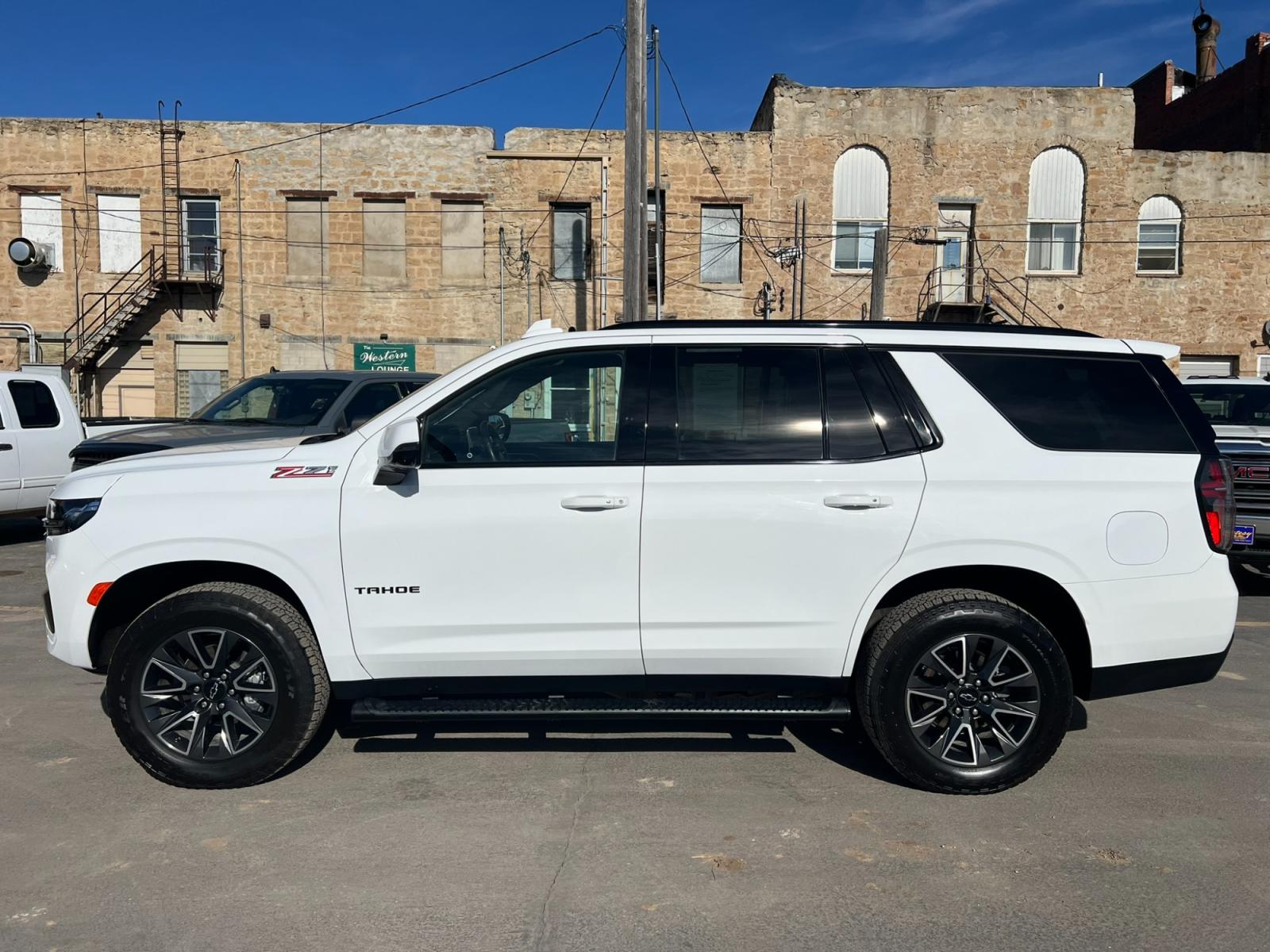 2022 WHITE /Black Chevrolet Tahoe Z71 w/ Luxury Package (1GNSKPKD6NR) with an 5.3L V8 engine, Automatic transmission, located at 116 5th Avenue South, Lewistown, MT, 59457, 47.063877, -109.427879 - Experience the power and luxury of the 2022 Chevrolet Tahoe Z71. This stunning SUV combines rugged durability with unmatched comfort, making it the perfect vehicle for any adventure. Whether you're navigating city streets or exploring off-road trails, the Tahoe Z71 delivers a smooth, responsive ride - Photo #5